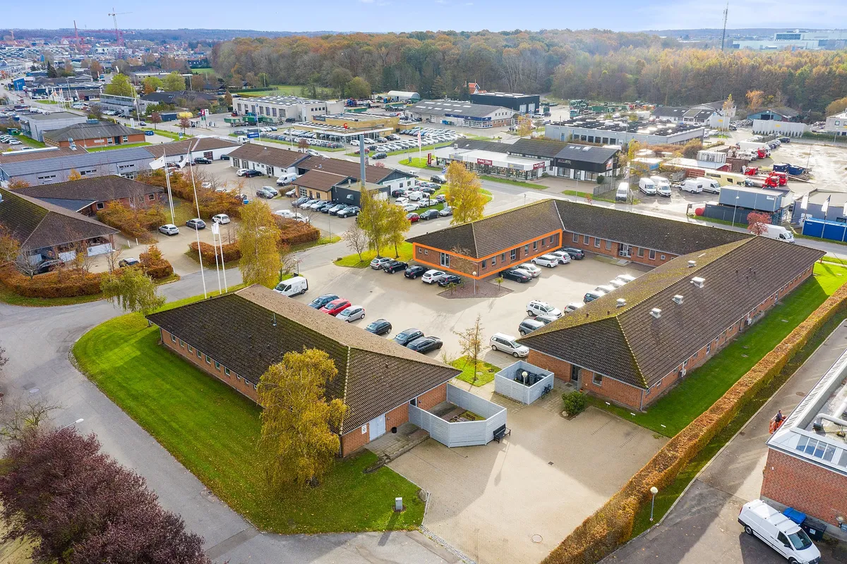 238 m² nyistandsat kontor med tilhørende kælder Pænt og indbydende kontorlejemål med nyt køkken, toilet og store marmorfliser