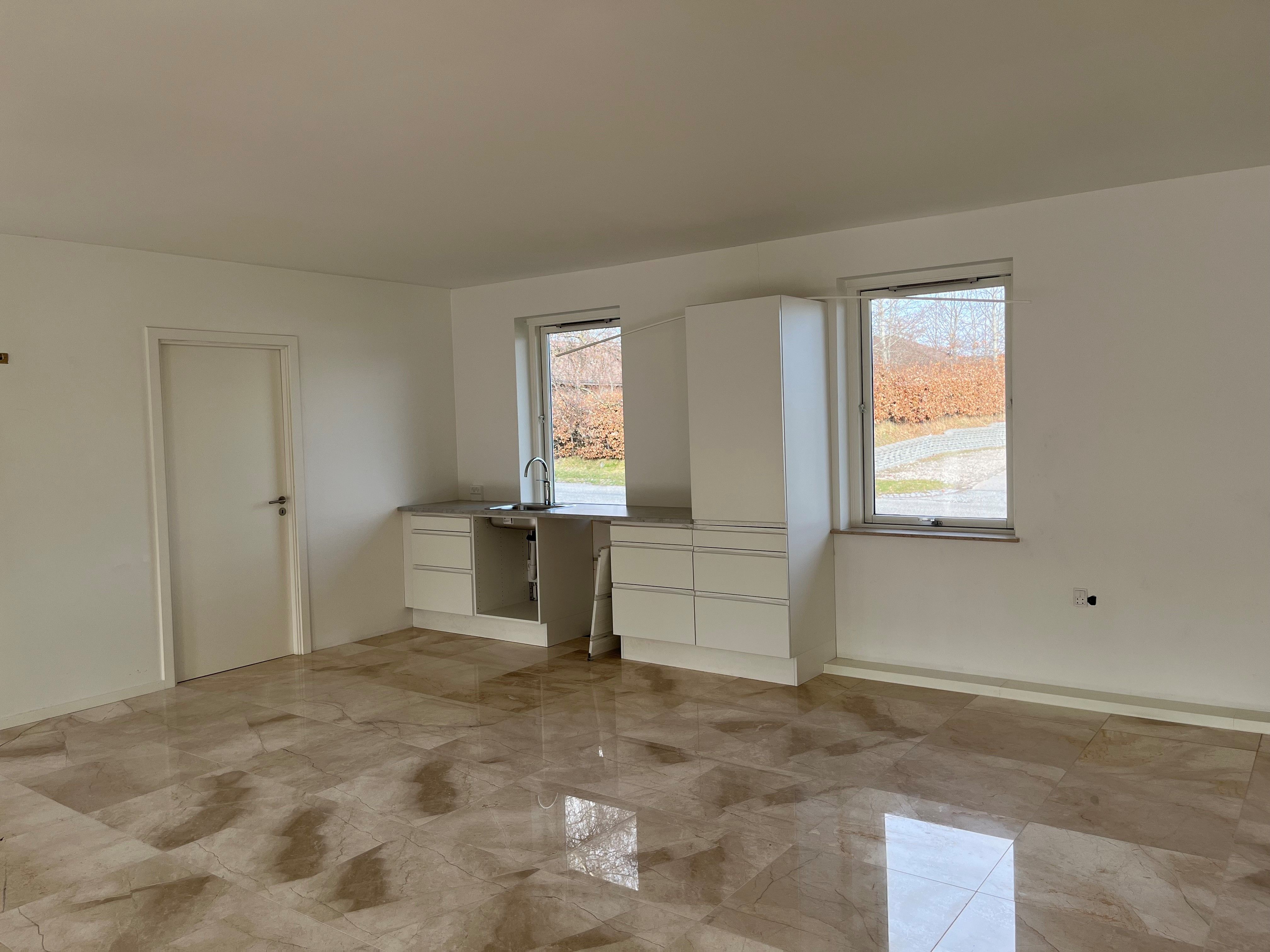 Nyrenoveret kontorlejemål med marmorgulv og nyt køkken. Store vinduer og pæne, hvide vægge. Lejlighedsvis udsigt til skov og