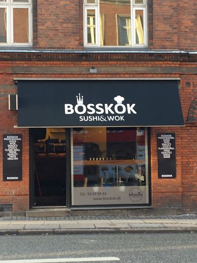 Bosskok Sushi & Wok i København med sort facade og vitrine med sushi og wok retter