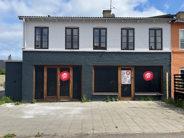 Pizza Hut restaurant med nyrenoveret facade i hvid og sort med to vinduer og glasdøre, nyrenoveret Pizza Hut restaurant med