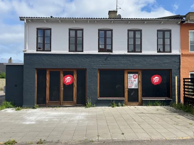 Pizza Hut restaurant med nyrenoveret facade i hvid og sort med to vinduer og glasdøre, nyrenoveret Pizza Hut restaurant med