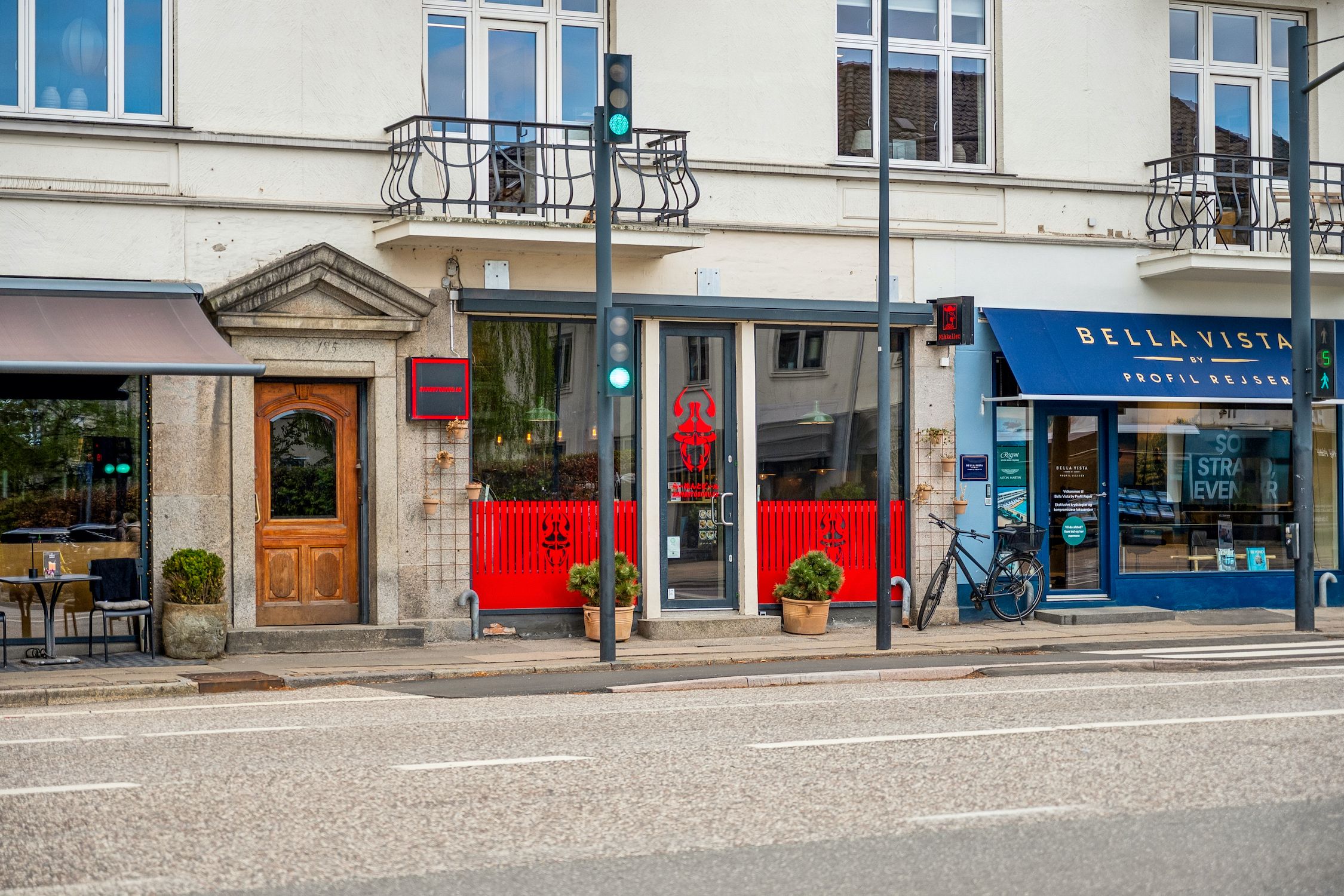 En gågade med Bella Vista og Strandeven i baggrunden, samt et rødt vindue med logoet til Star Wars