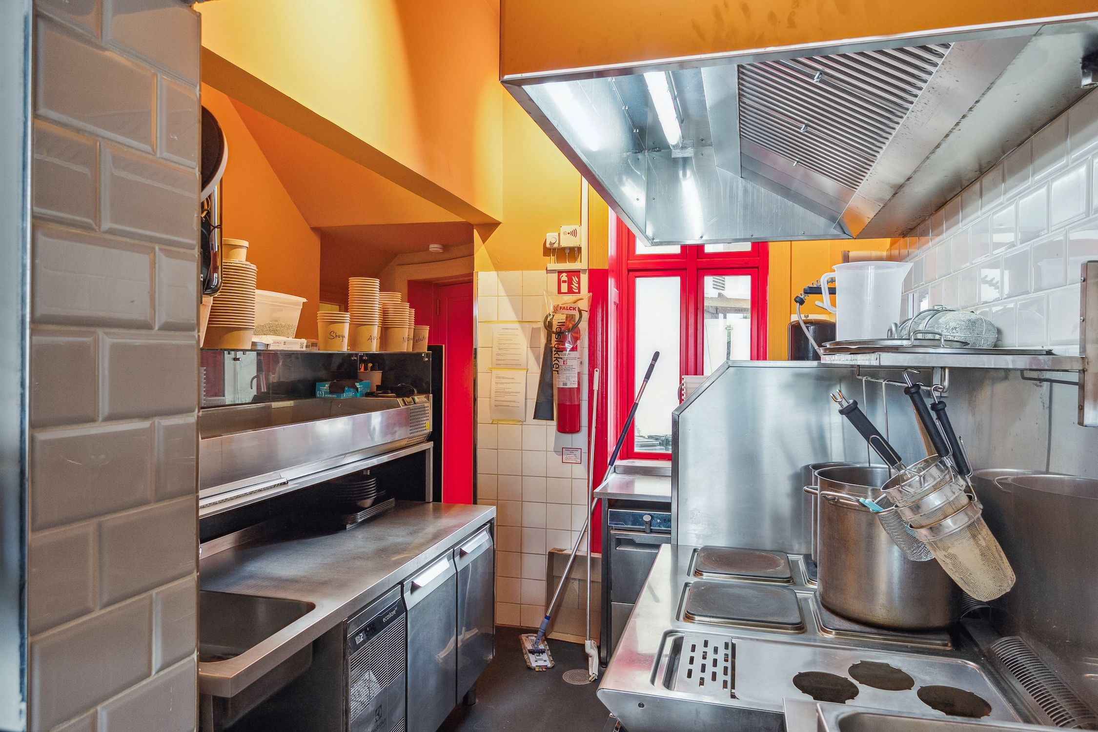 Kom og følg med i dette eksklusive og flotte lejemål med fuldt udstyret køkken i centrum af Hellerup med moderne indretning