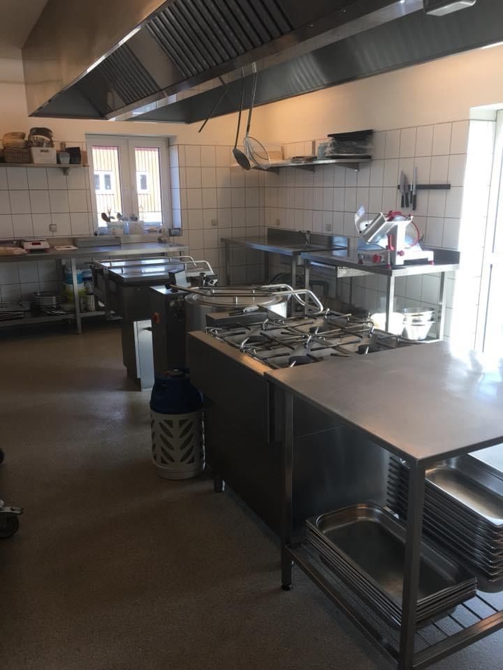 Storkøkken med flere gaskomfurer og kogeapparater. Komplet med ovn og køleskab. Møbler og udstyr inkluderet. Moderne køkken