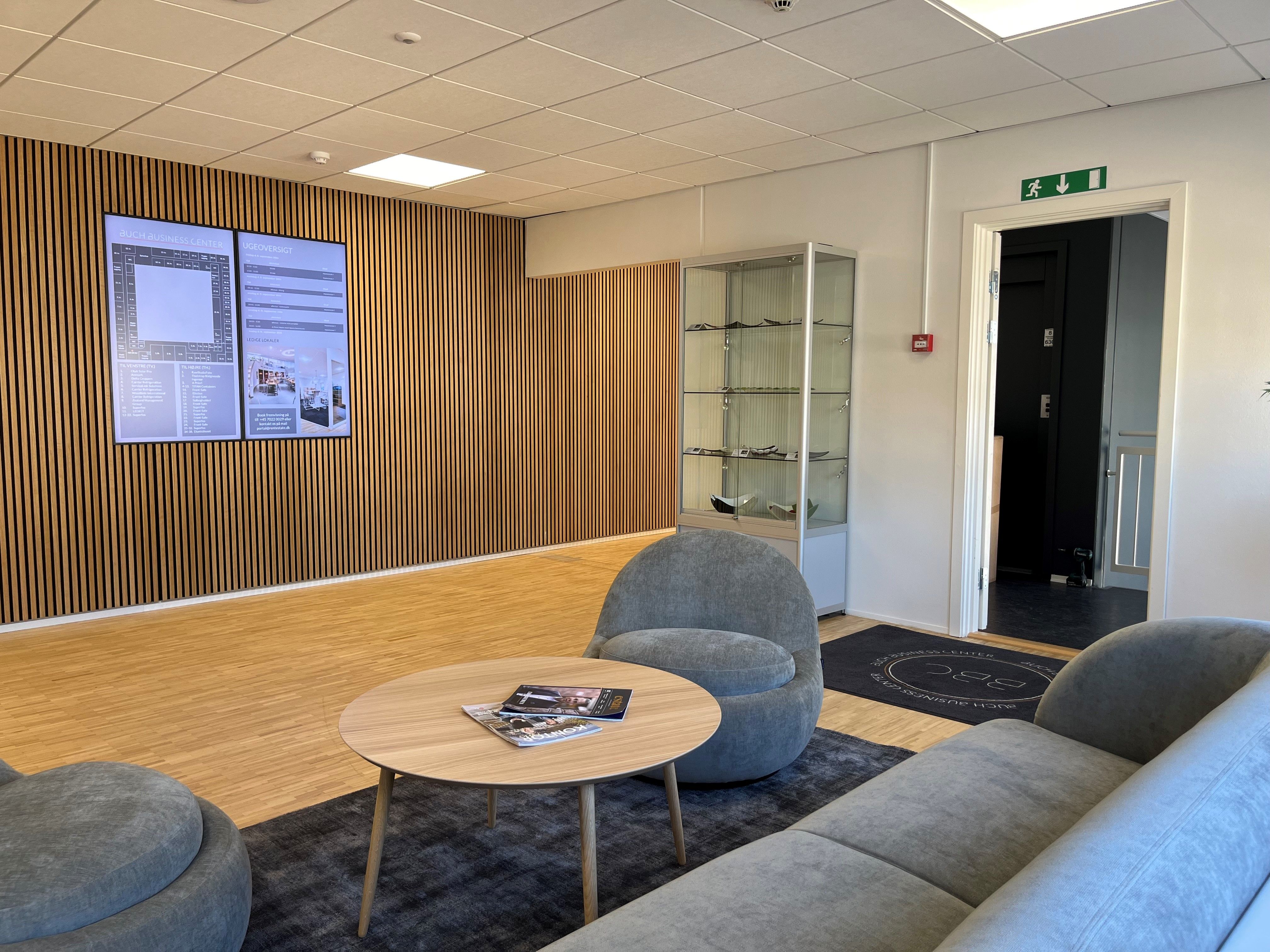 Kontorlokaler med moderne møbler og en udstillingsskab med briller i et kontorfællesskab