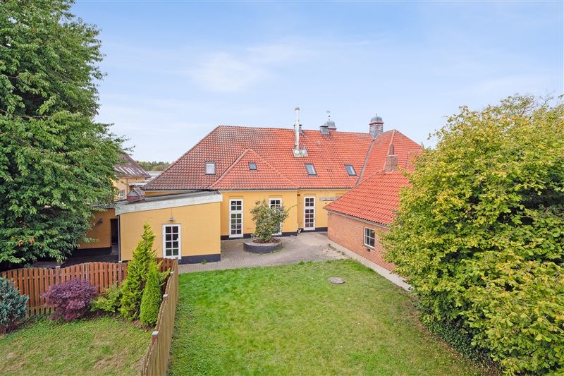 Kontorlejemål i Hedehusene med stor have og fredeligt ophold i landsbyens centrum. Bygningen er velholdt med røde tag og
