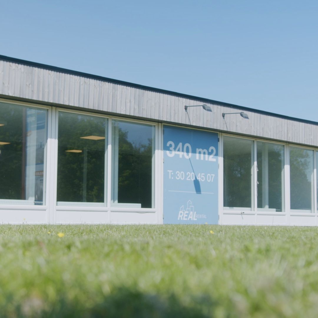 Forretningslokaler til leje med 340 m², eksponering i top og adgang til 12.000 biler dagligt