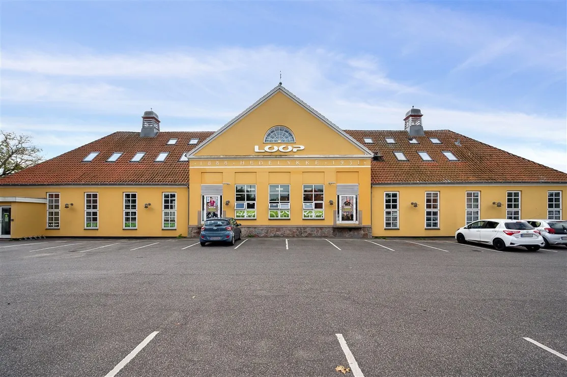 Danske virksomheder kan leje lokaler i dette gule bygningskompleks i Hedehusene med parkeringsplads foran og lysevinduer