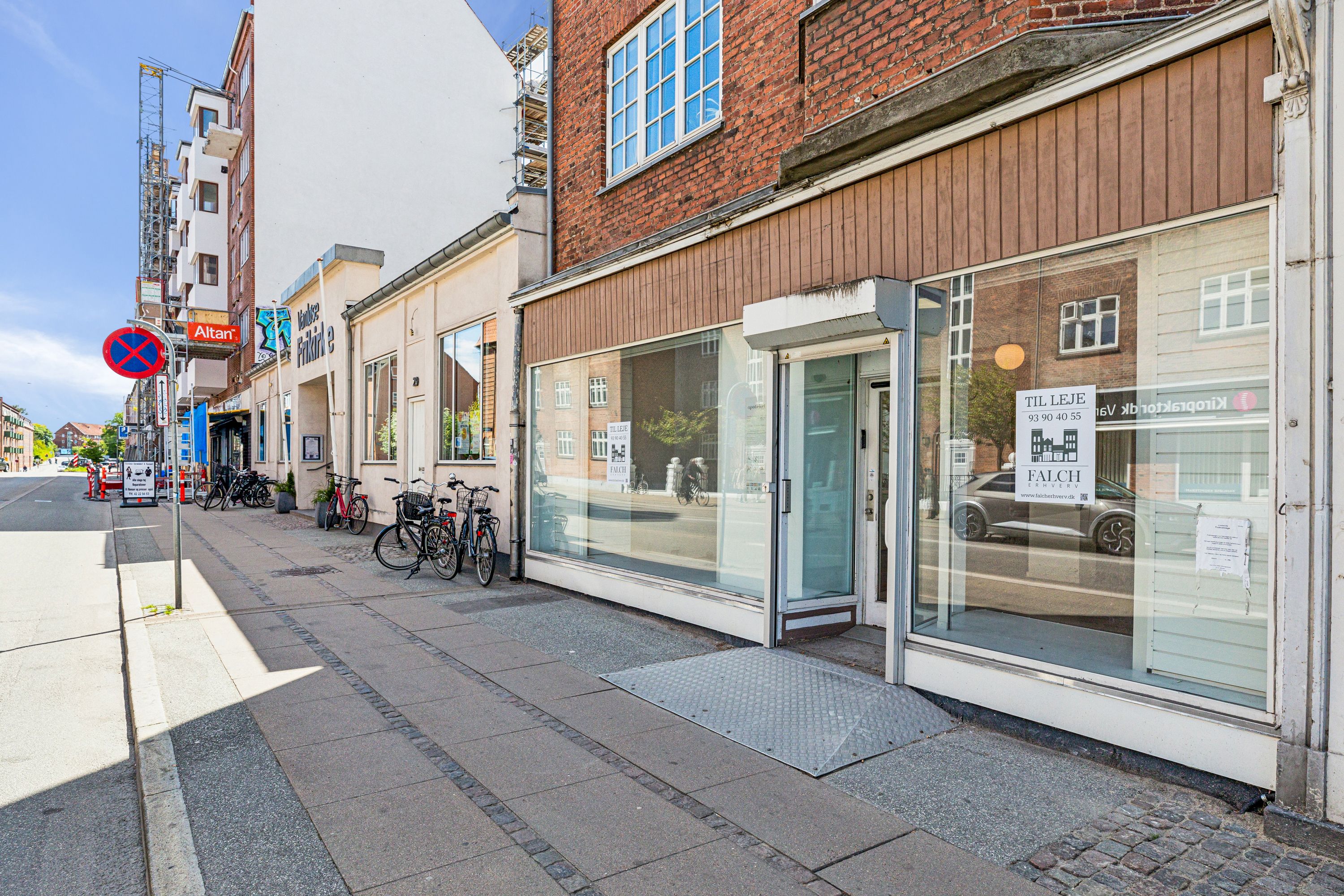 Centralt i Vanløse er erhvervslejemål med mulighed for detailhandel og flere cykler parkeret foran glasvinduer og skilte