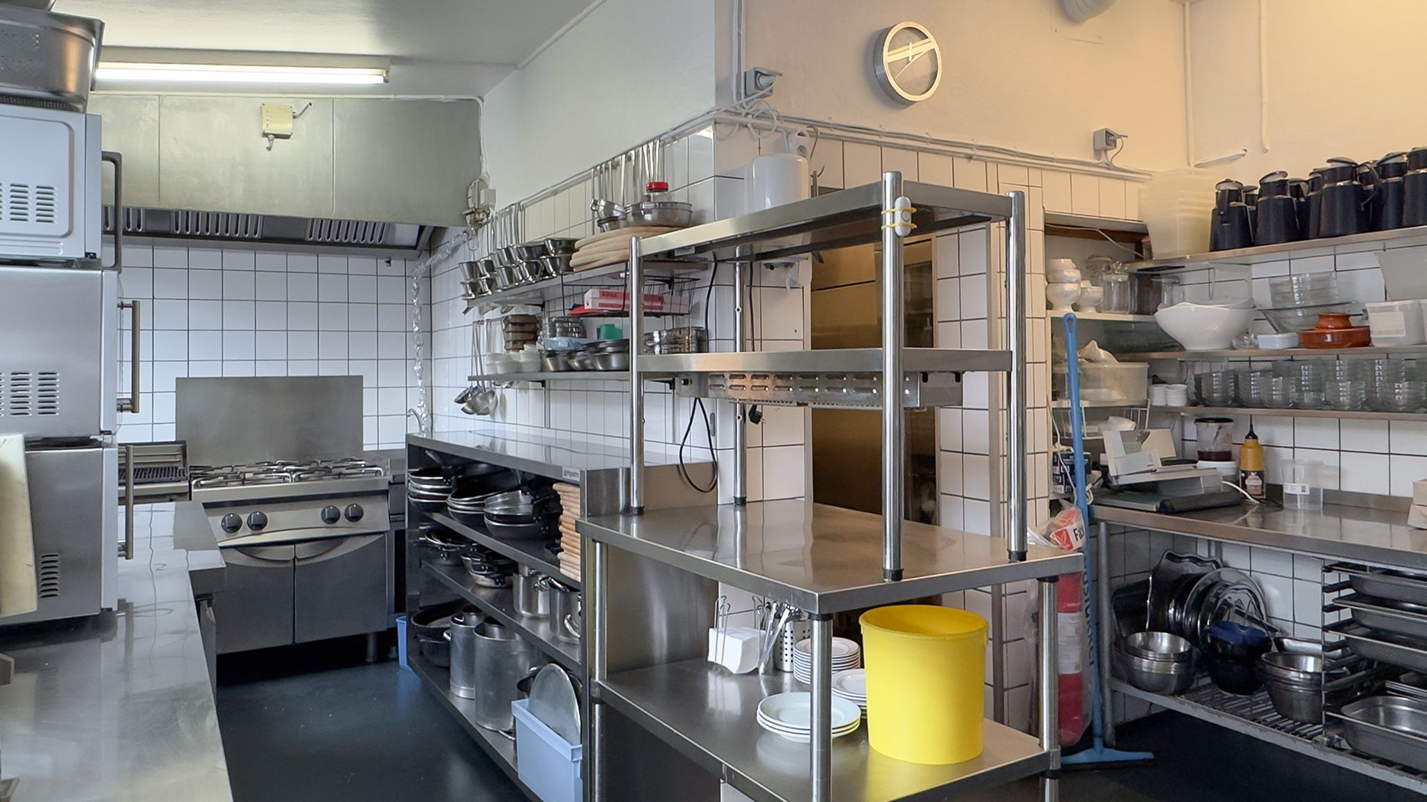 Køkken med apparater og møbler, der er opstillet og klar til brug i et kommercielt rum