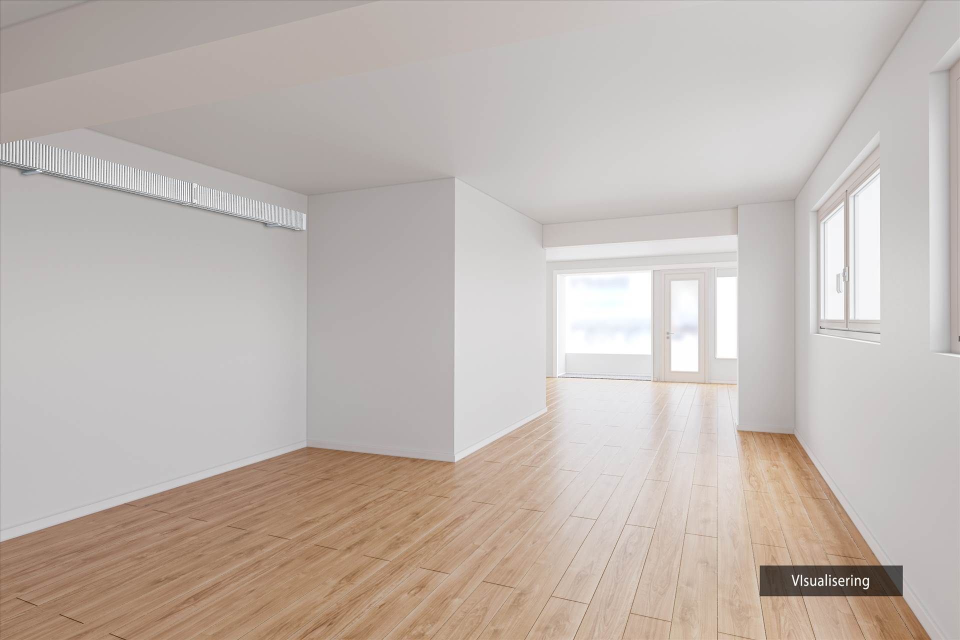 Et tomt rum med hvide vægge og lyse trægulve samt et vindue og en dør med hvide rammer. Loftet er hvidt og uden synlige