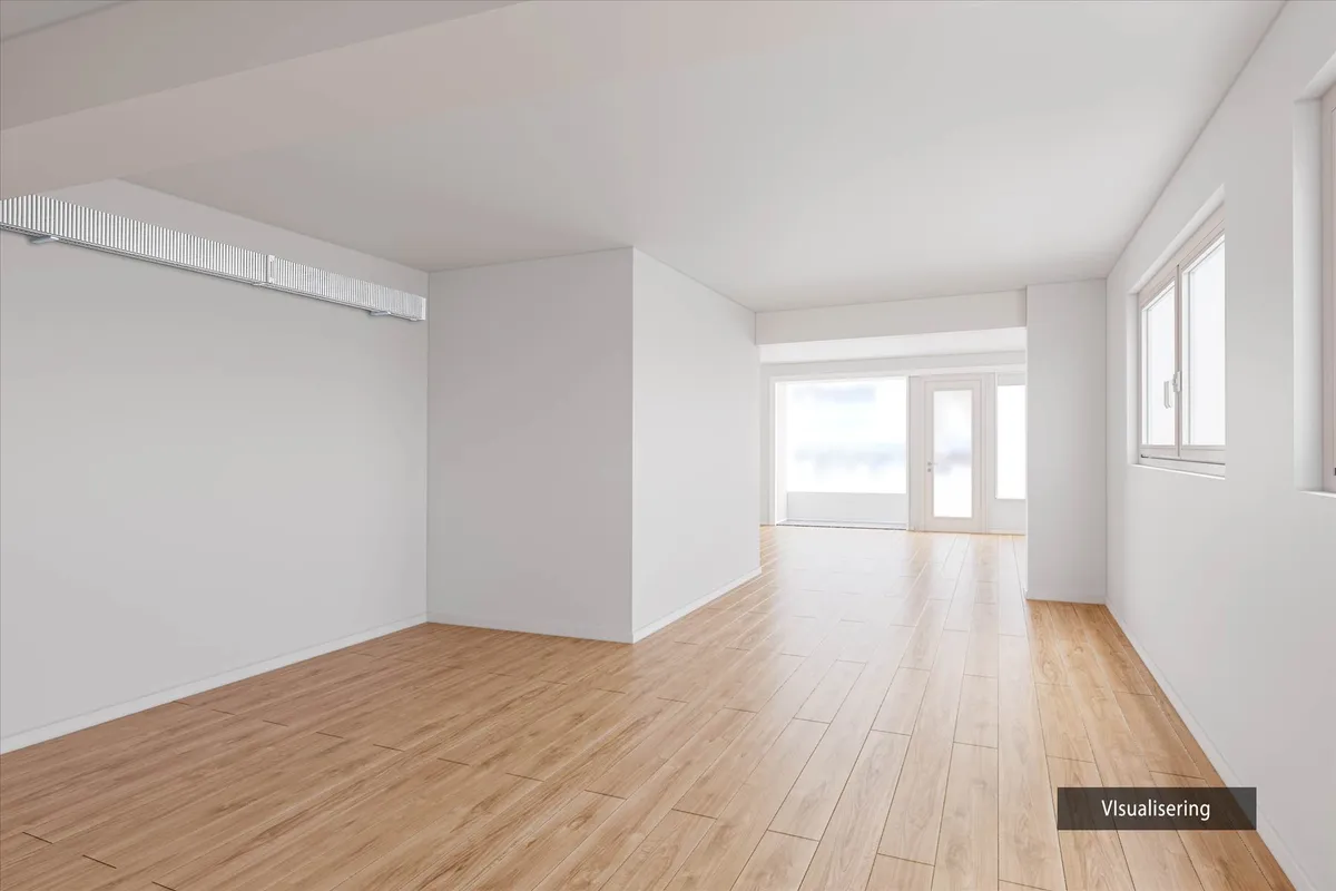 Et tomt rum med hvide vægge og lyse trægulve samt et vindue og en dør med hvide rammer. Loftet er hvidt og uden synlige