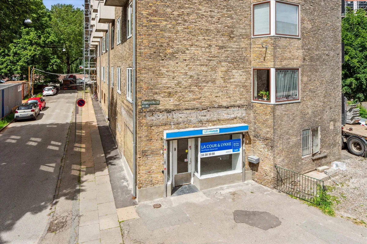 En bygning med erhvervslokaler med navnet La Cour & Lykke, der ligger på hjørnet af Tomsgårdsvej og Frederiksborgvej