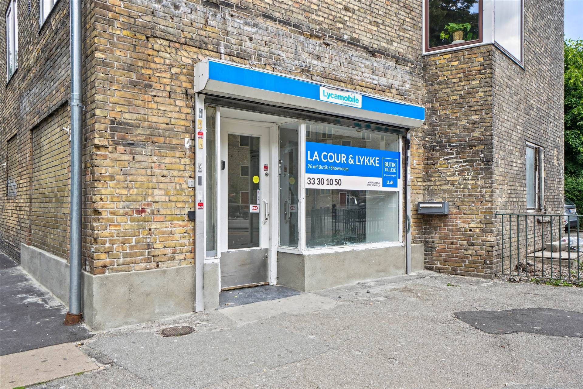 Lejlighed til leje i en bygning med en butik, hvor der står La Cour & Lykke, 96 m2 butik/showroom og 33.30 10.50.