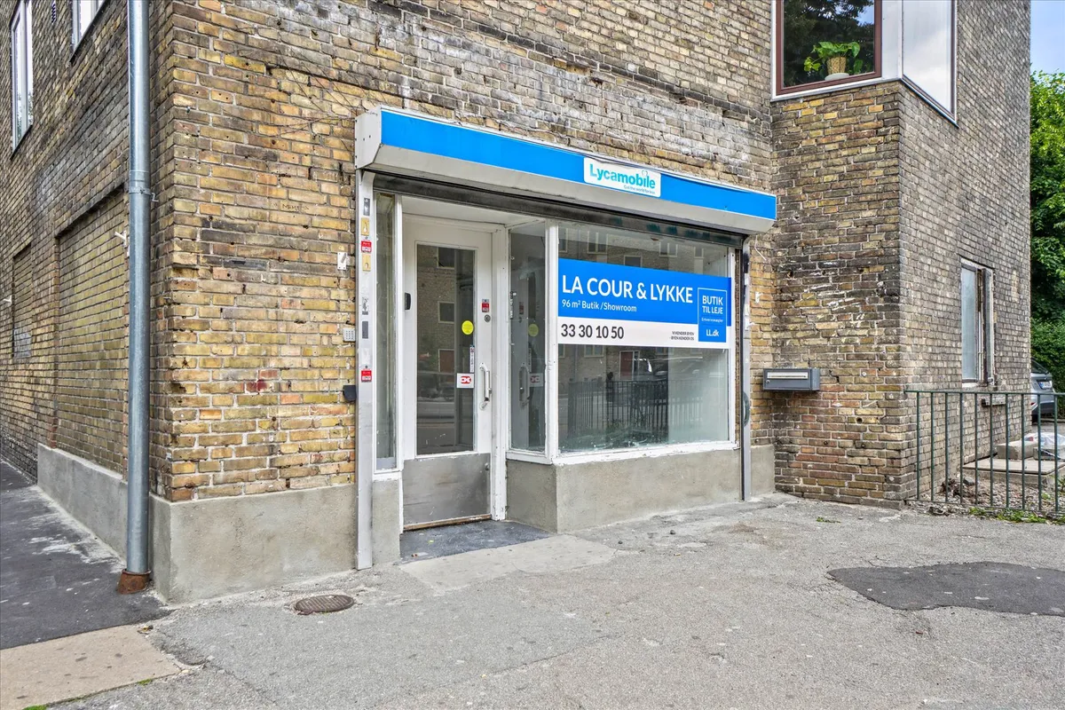 Lejlighed til leje i en bygning med en butik, hvor der står La Cour & Lykke, 96 m2 butik/showroom og 33.30 10.50.