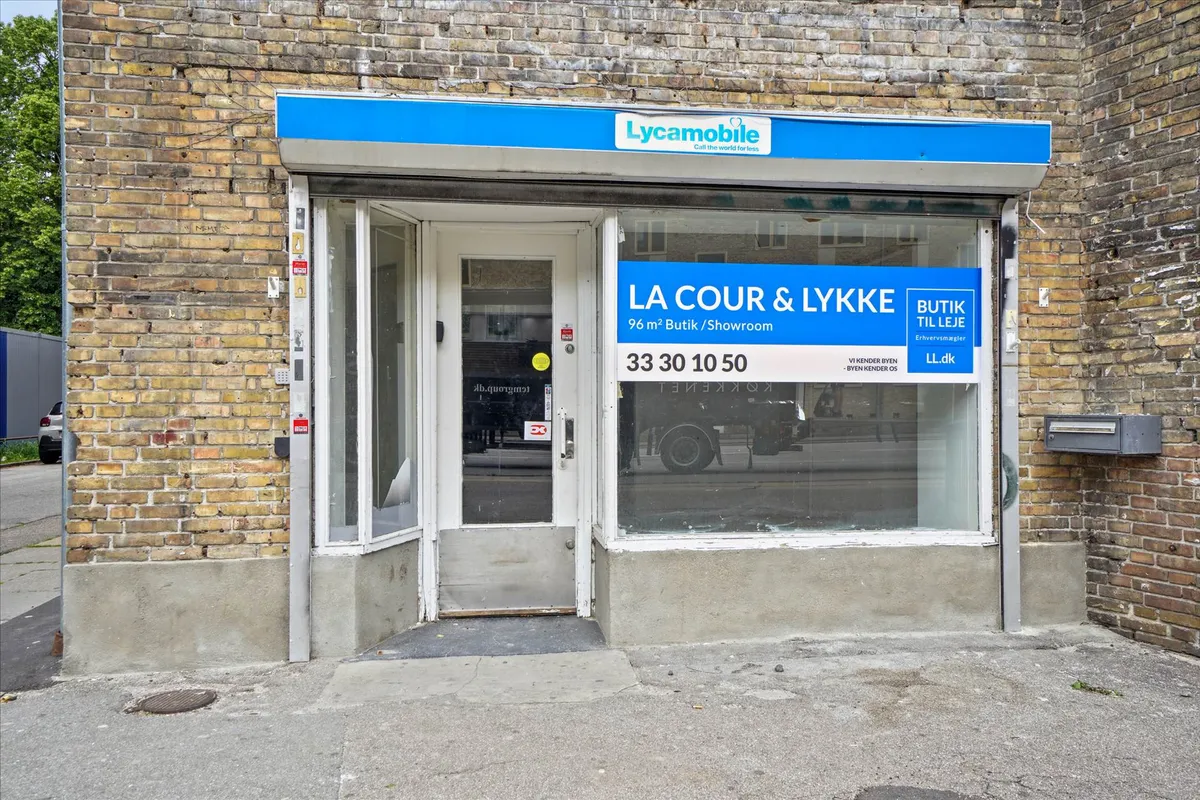 Udlejes erhvervslokaler 96 m2 på hjørnet af Møllelodden og Tomsgårdsvej, i Københavns N. Forretningslokaler med vinduer og
