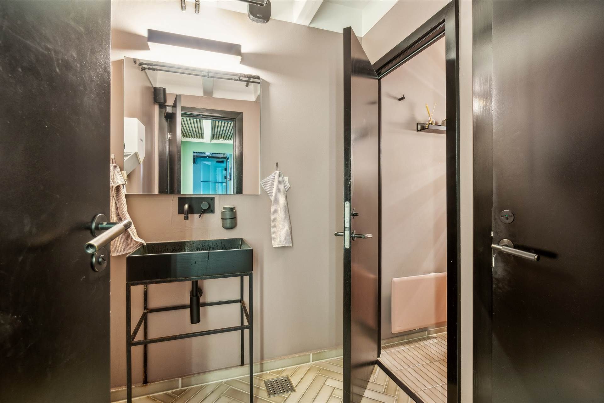 Indfødt design med lyse og mørke nuancer samt høj kvalitet og detaljer som spejl og rustfri stål sammen med lyse farver