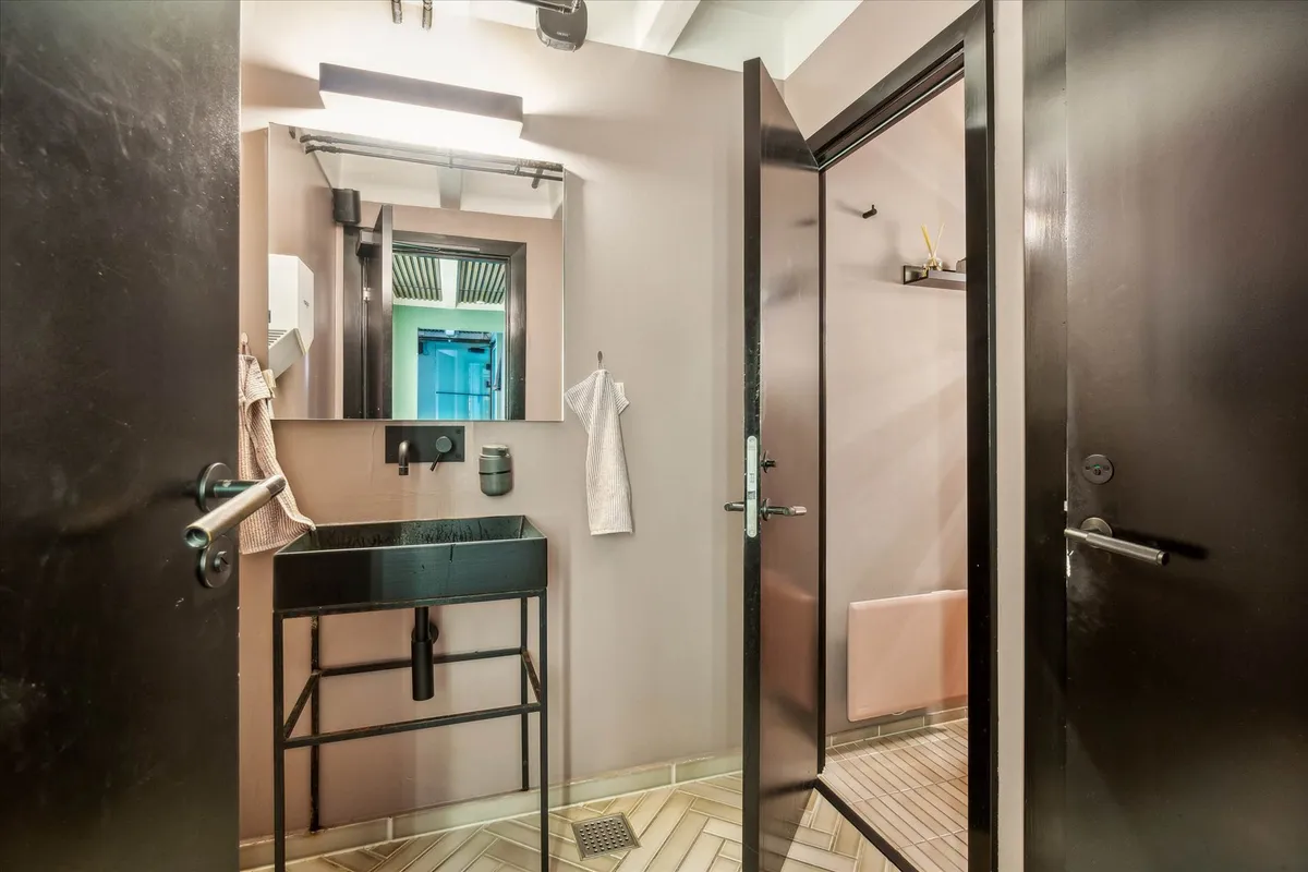 Indfødt design med lyse og mørke nuancer samt høj kvalitet og detaljer som spejl og rustfri stål sammen med lyse farver