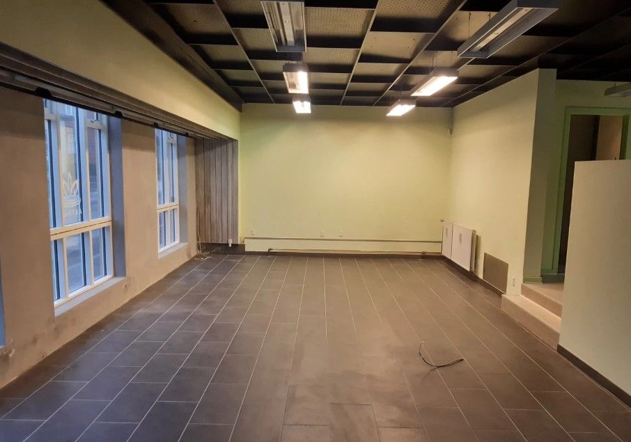 Store kontorlokaler med udstillingsvinduer mod hovedgaden i Glamsbjerg - lyse loftslampe og tømrerede vægge - to toiletrum