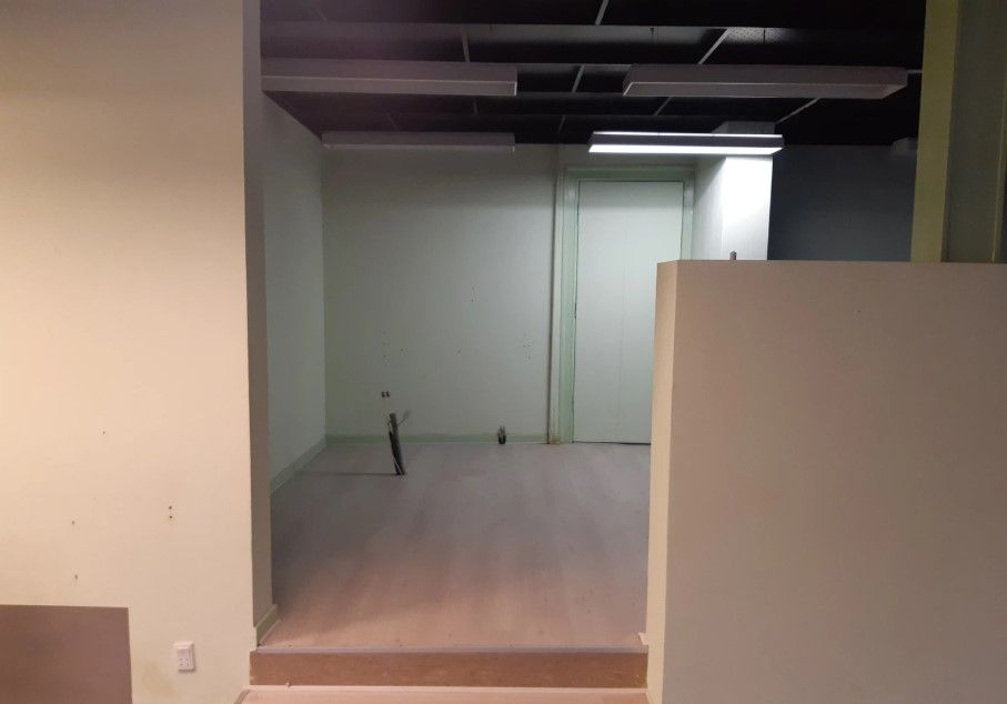 Kortere gange i to kantværelser i store lokaler med lyse lofter og moderne belysning. Store udstillingsvinduer og lyse vægge.