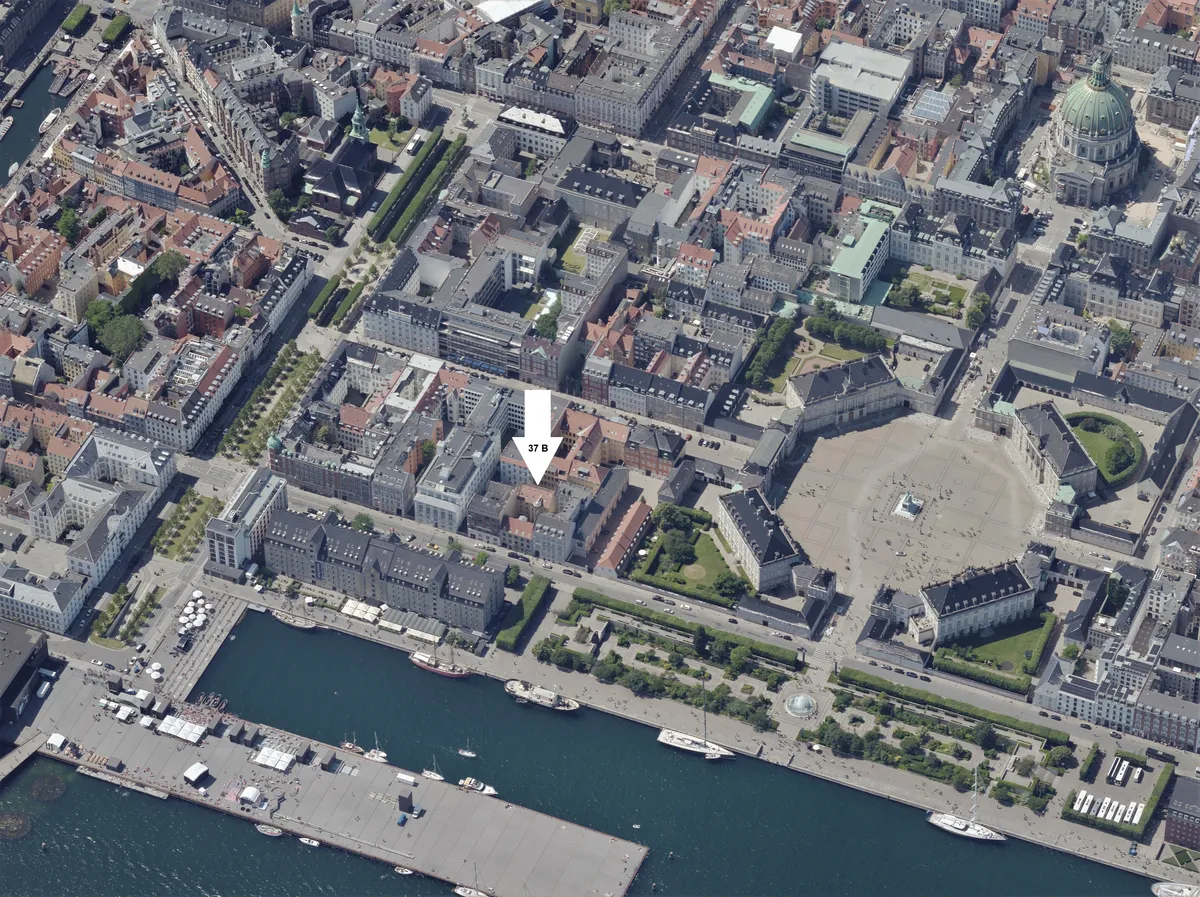 Lejlighed i Københavns Frederiksstaden med udsigt over Christiansborg Slot og havnen. Forskelligt bygningsmateriale og