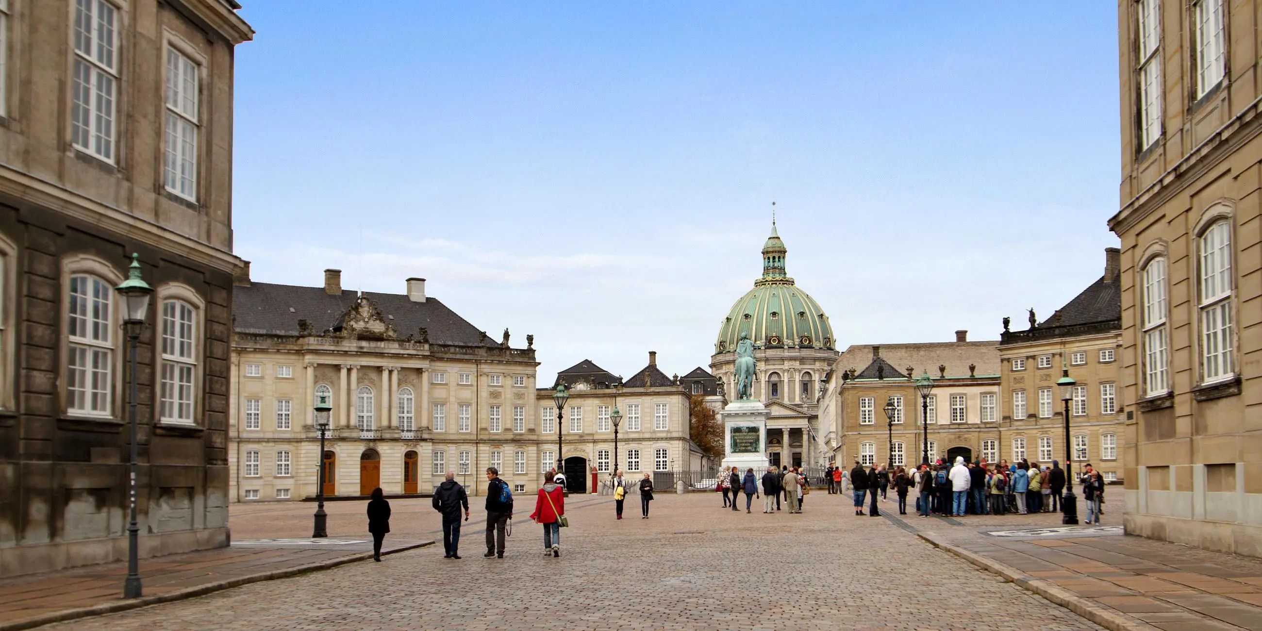 Lejemål med historisk atmosfære og suveræn beliggenhed i Frederiksstaden med Amalienborg og Christiansborg slot