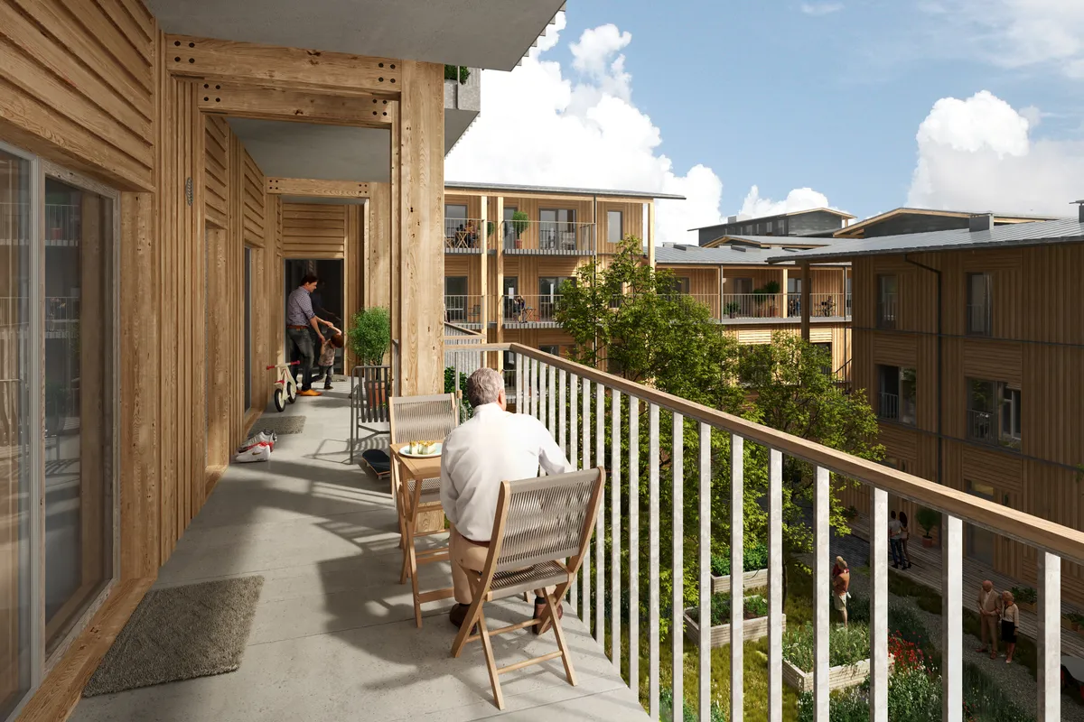 En ældre mand sidder på en balkon og nyder solen med en kop kaffe og en tallerken med mad