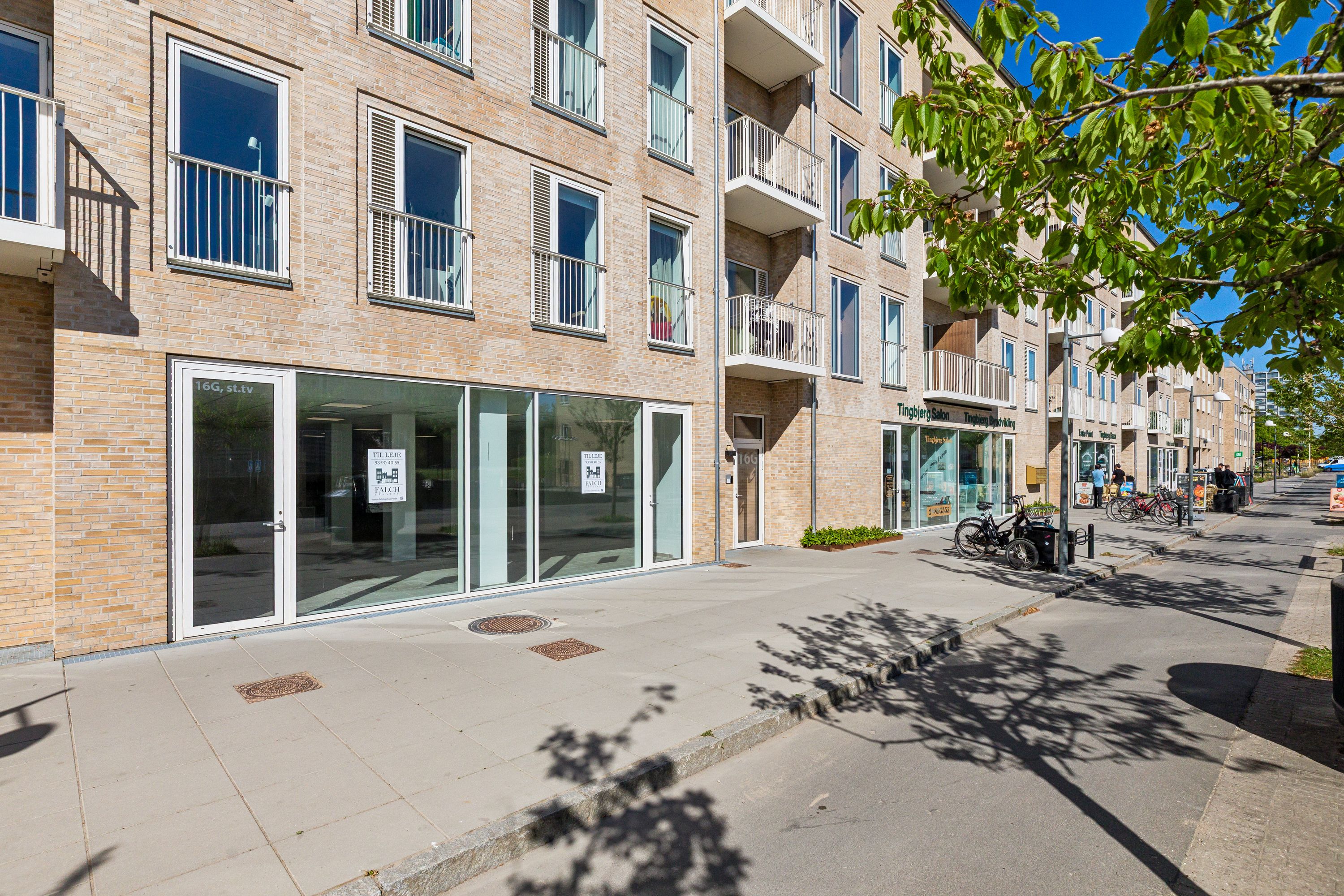 Lejemålet ligger i en nyere bygning med facade mod fortovet og er i stueplan med 207 m² til detail og klinikformål.