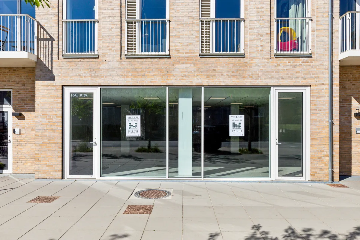 Lejemålet til detaljhandel og klinik i en ny bygning med en facade af røde mursten og store glasvinduer