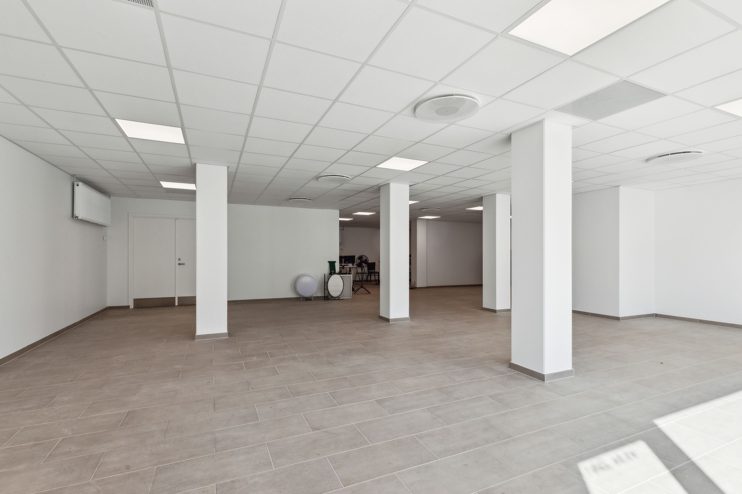 Ledig butikslokal med højt til loftet og smukke belysning. To toiletrum og køkken er inkluderet i lejemålet. Lokalet er 207