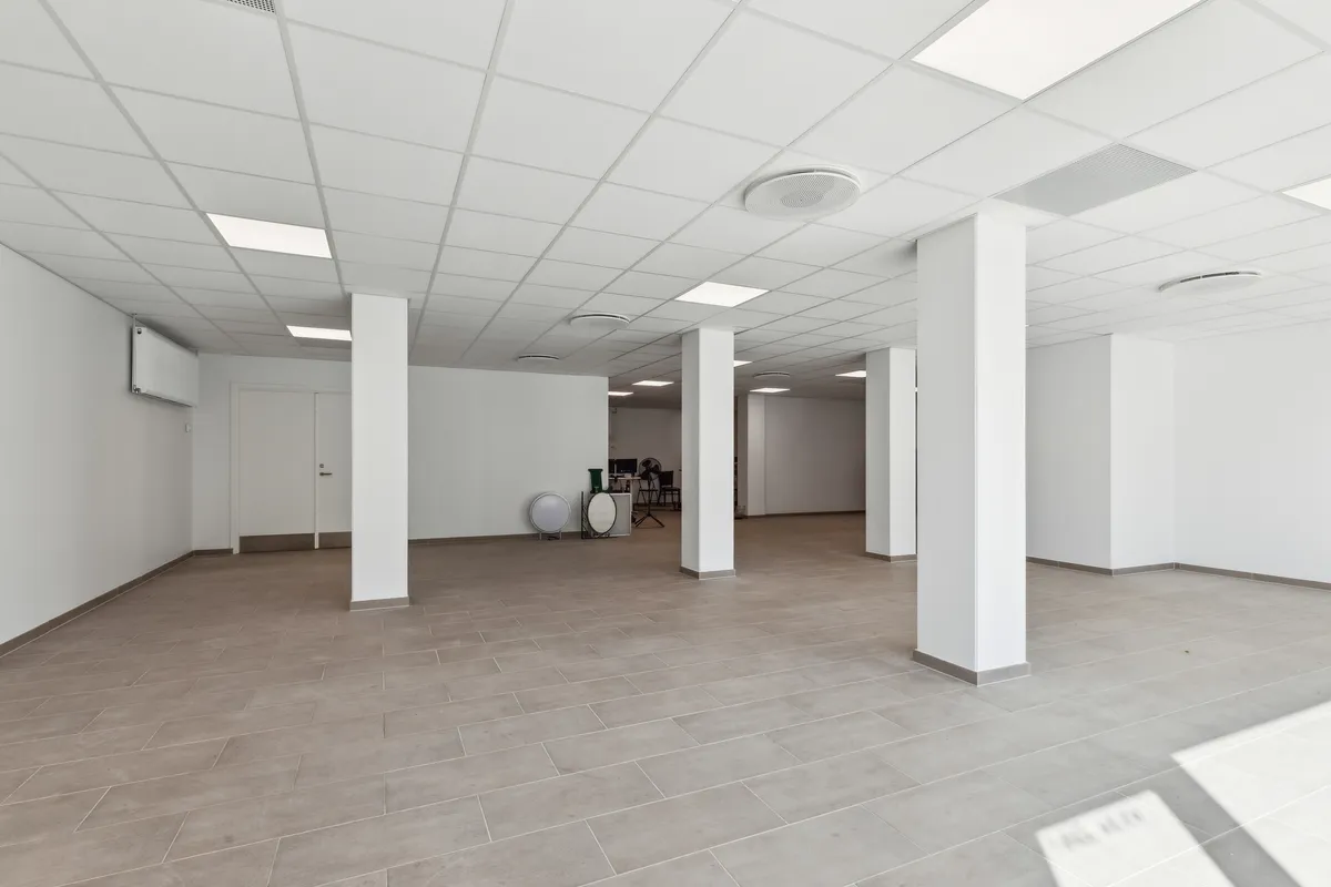 Ledig butikslokal med højt til loftet og smukke belysning. To toiletrum og køkken er inkluderet i lejemålet. Lokalet er 207