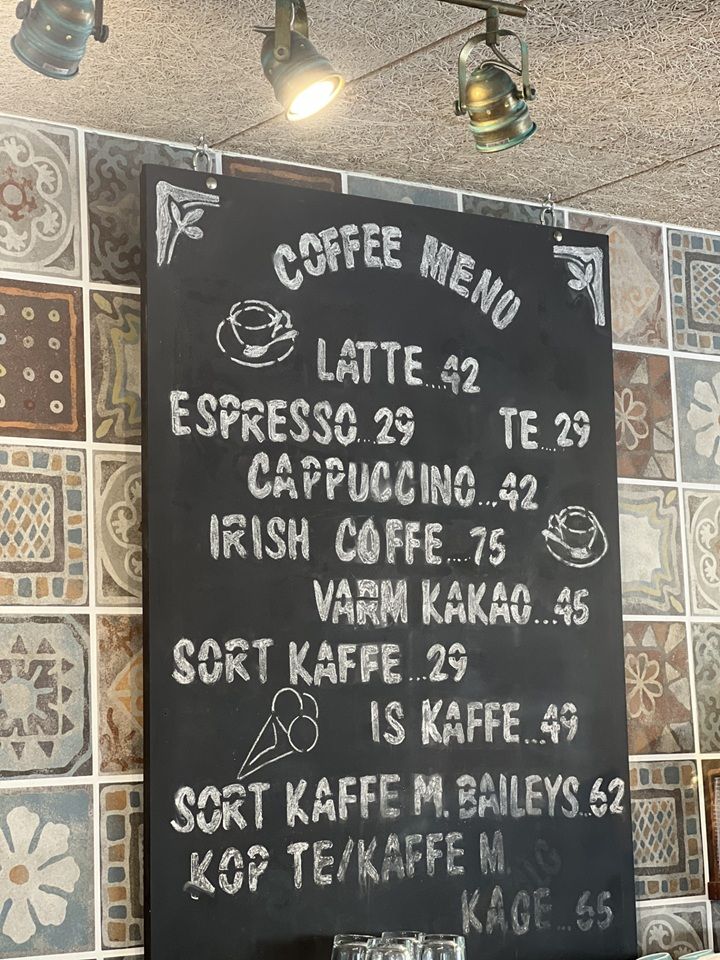 En kaffemenu med forskellige kaffesorter som latte, espresso, cappuccino, irish coffee og sort koffe