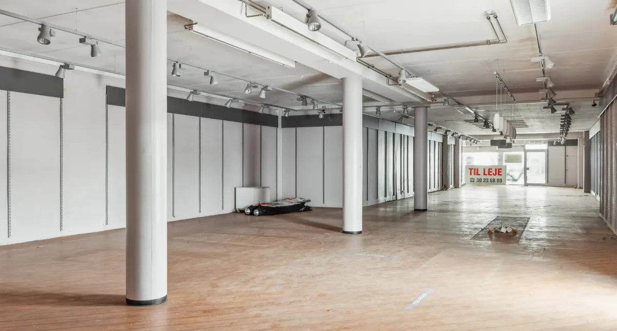 Store lejlighed til leje med lyse lofter, store vinduer og en stor, åben stue. Lejligheden er udstyret med nye møbler og