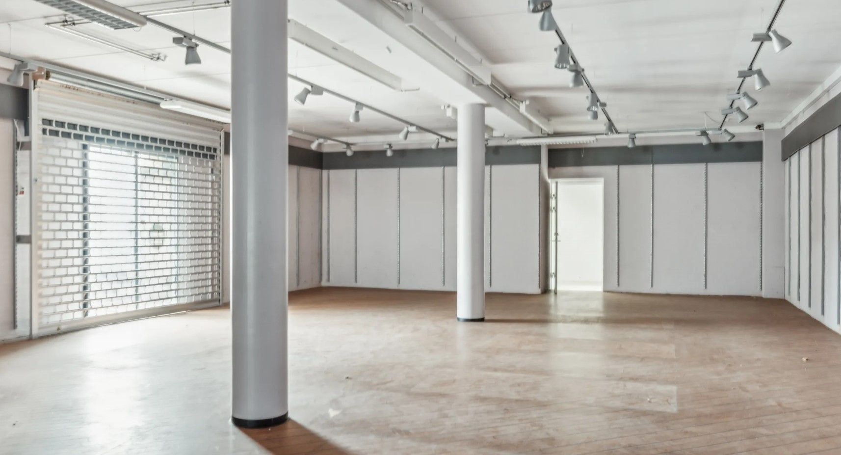 Store lejlighedslokaler med lyse lofter og højt til loftet samt store ruder og ventilerede gardiner