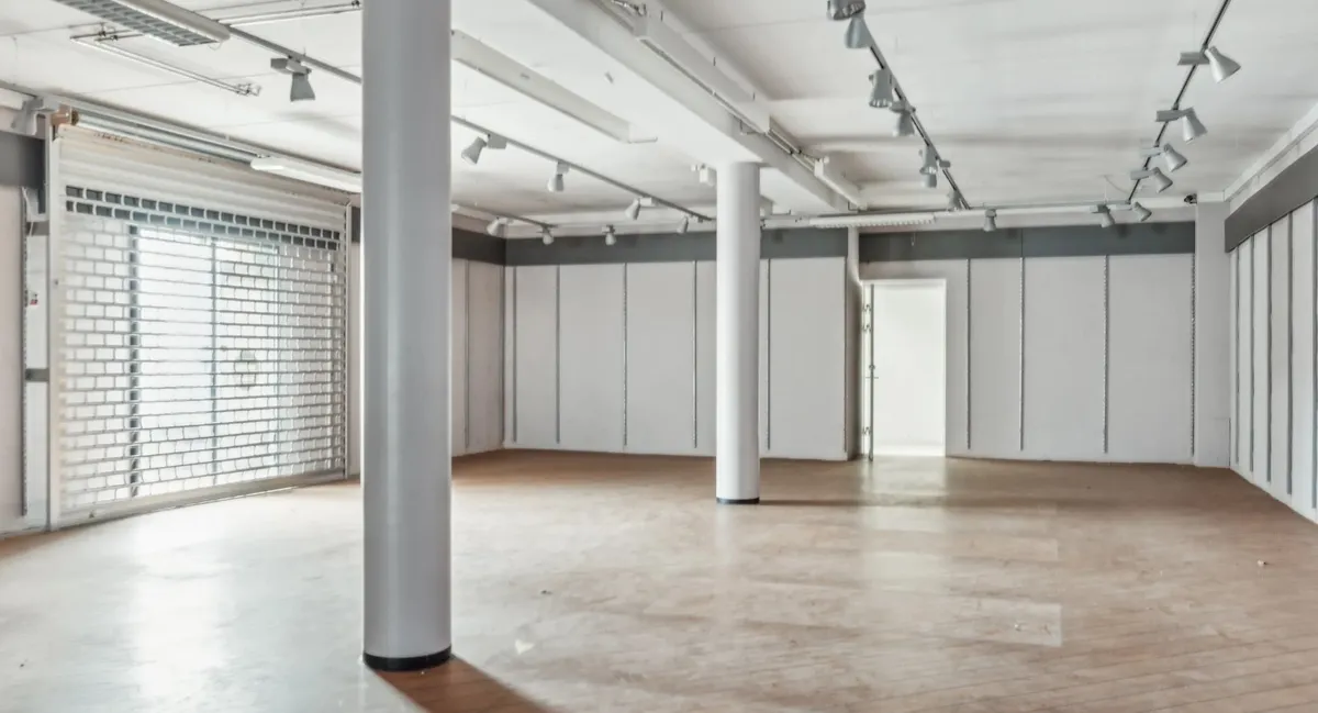 Store lejlighedslokaler med lyse lofter og højt til loftet samt store ruder og ventilerede gardiner