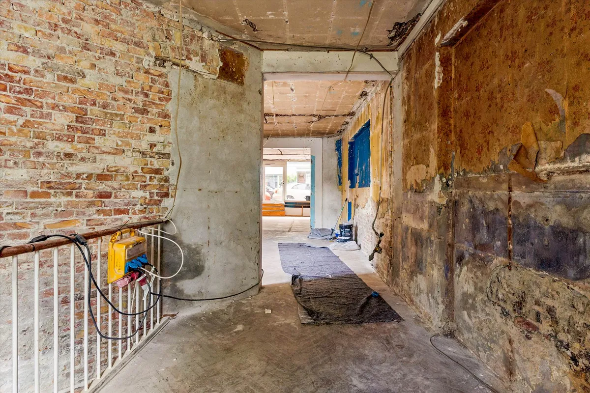 Rå og renoveringsvenlig erhvervslejemål på Griffenfeldsgade med 112 m² og 100 m² kælder