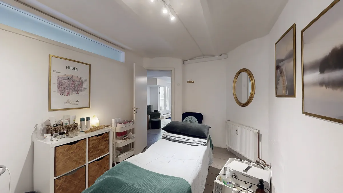 Velkommen til dette velbeliggende erhvervslejemål på Holbergsgade 11, kld. tv. i København K. Lejemålet er registreret til