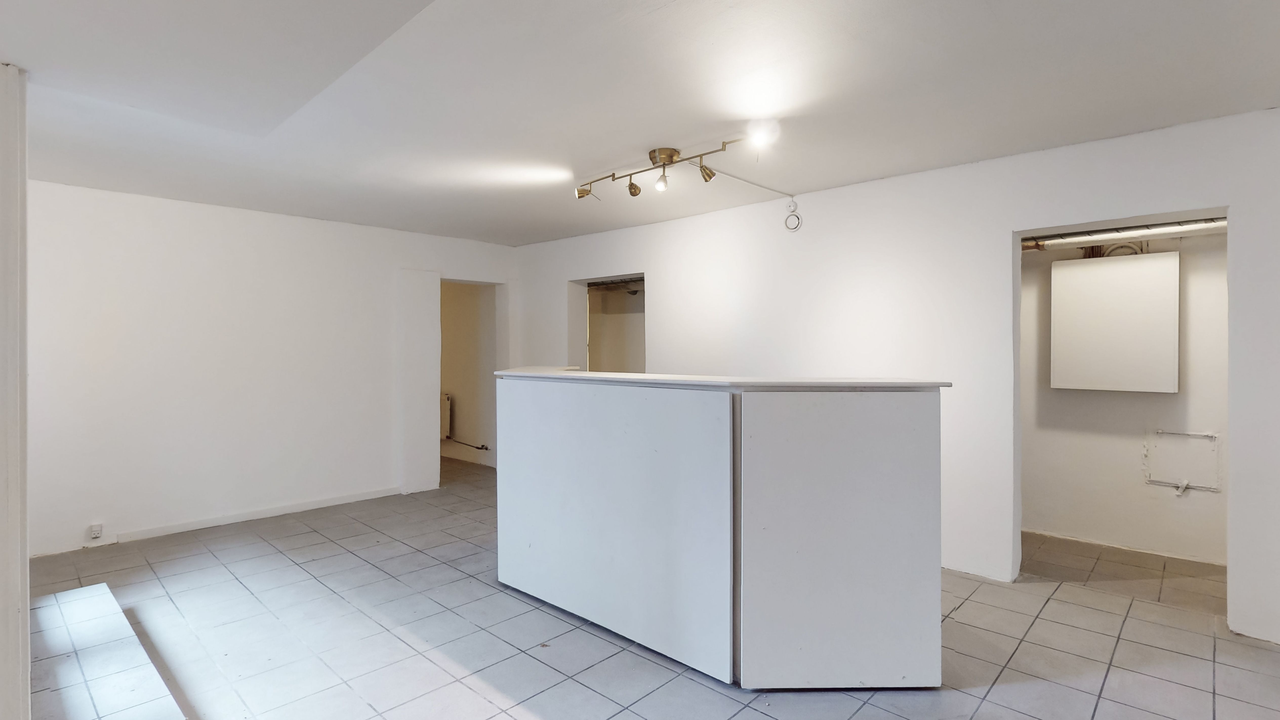 Rent, tomt kontorrum med hvide vægge og gulv, lysekroner, skraldespand og teknisk indretning