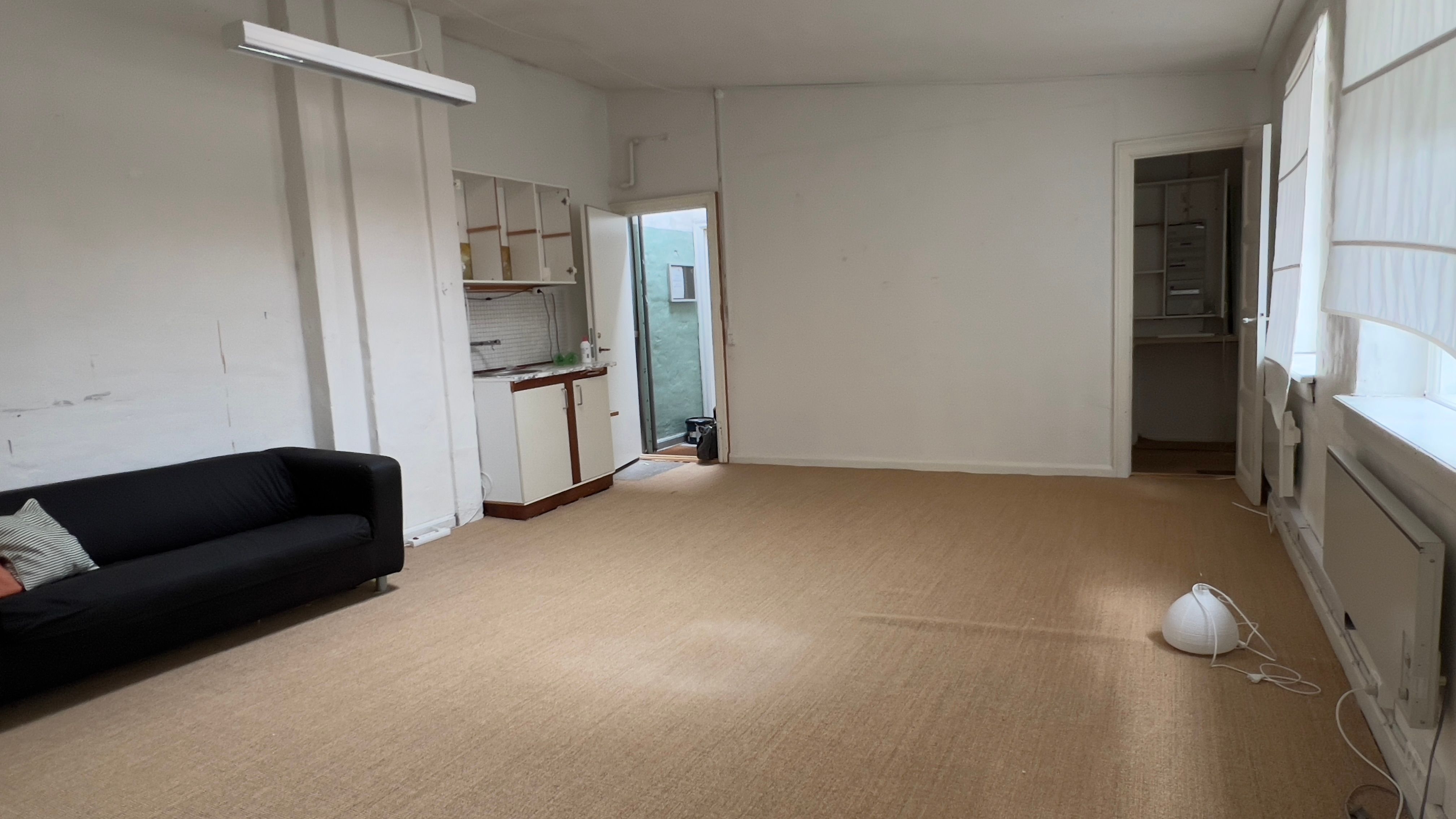 To-værelses lejlighed med stue, køkken, soveværelse, badeværelse og gang. Soveværelset er med til at skabe en behagelig