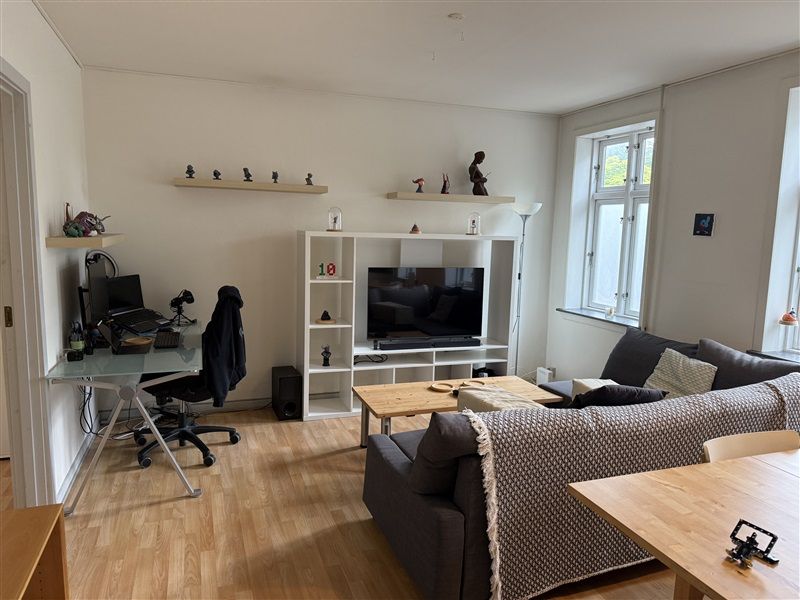 Nydelig lejlighed med moderne møbler og teknologi i Vejle. Rummelige værelser med trægulve og lyse vinduer.