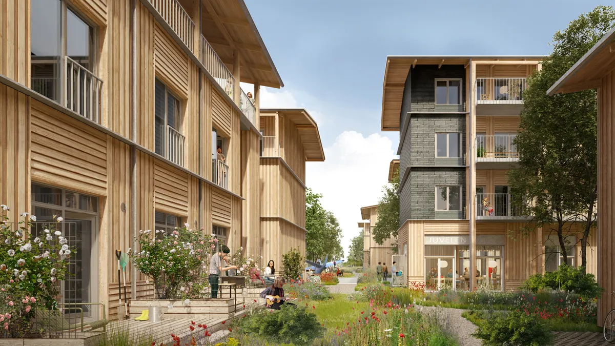 En gårdhave med blomster, en mand spiller guitar og en kvinde læser i sæsonens lyserøde og hvide blomster