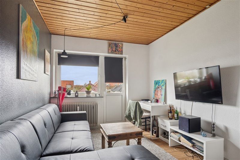 Lejlighed med lyse stuer og køkken med massivt trægulv og moderne interiør og udsigt til Fredericia