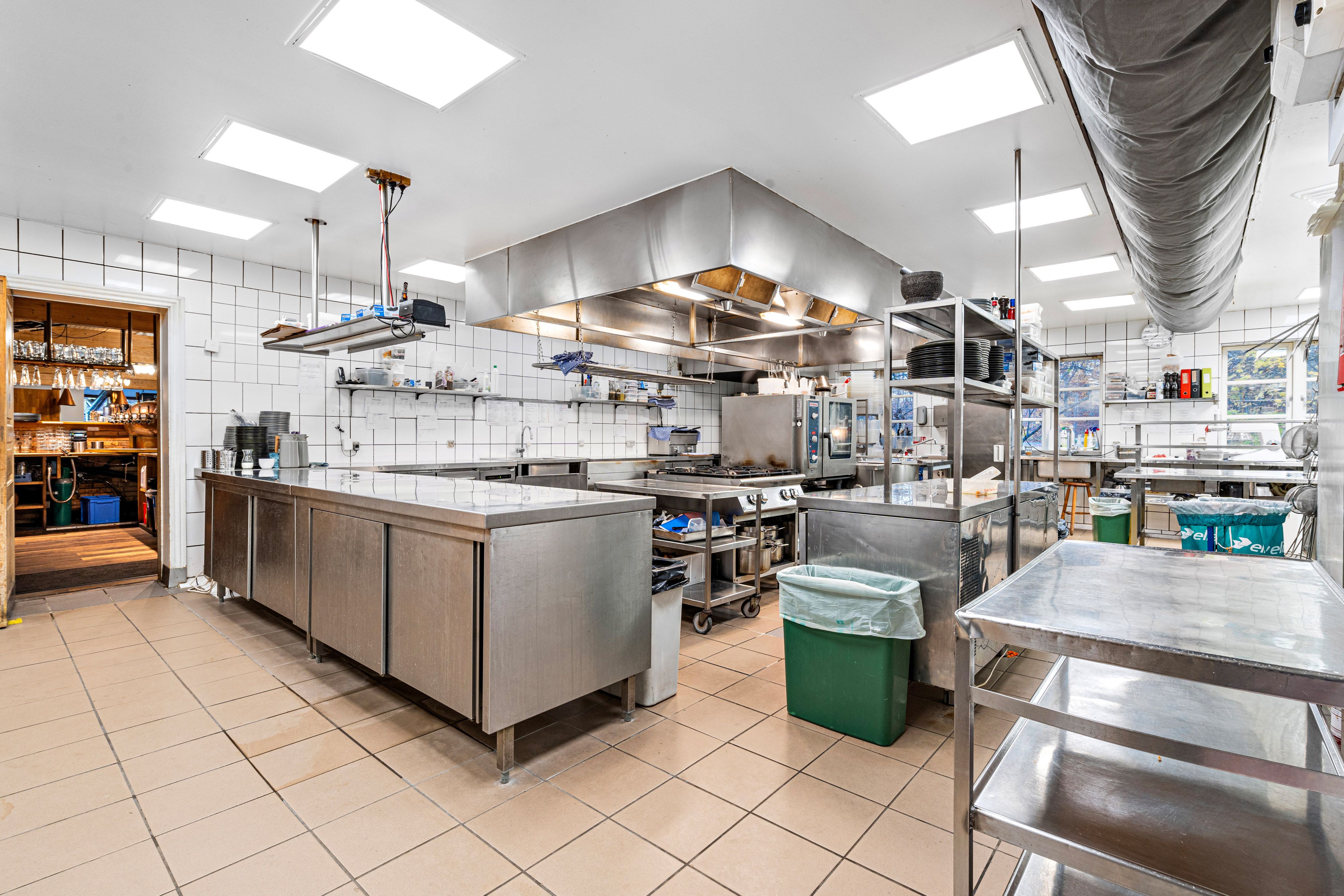 Brede værksteder med moderne apparater, højt kvalificerede kokke og store lagerrum til rådighed. Stærkt fokus på hygiejne og