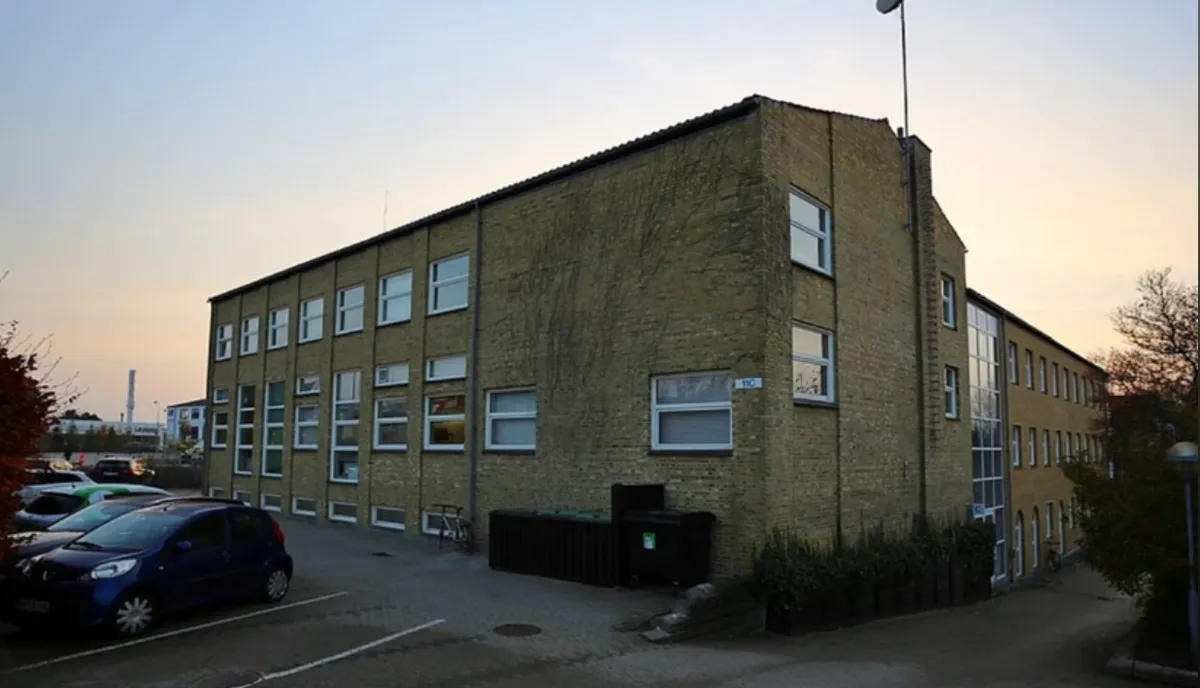 Lejlighed med egen indgang, parkeringsplads og separate kontorer i lyse lokaler med udsigt til gaden