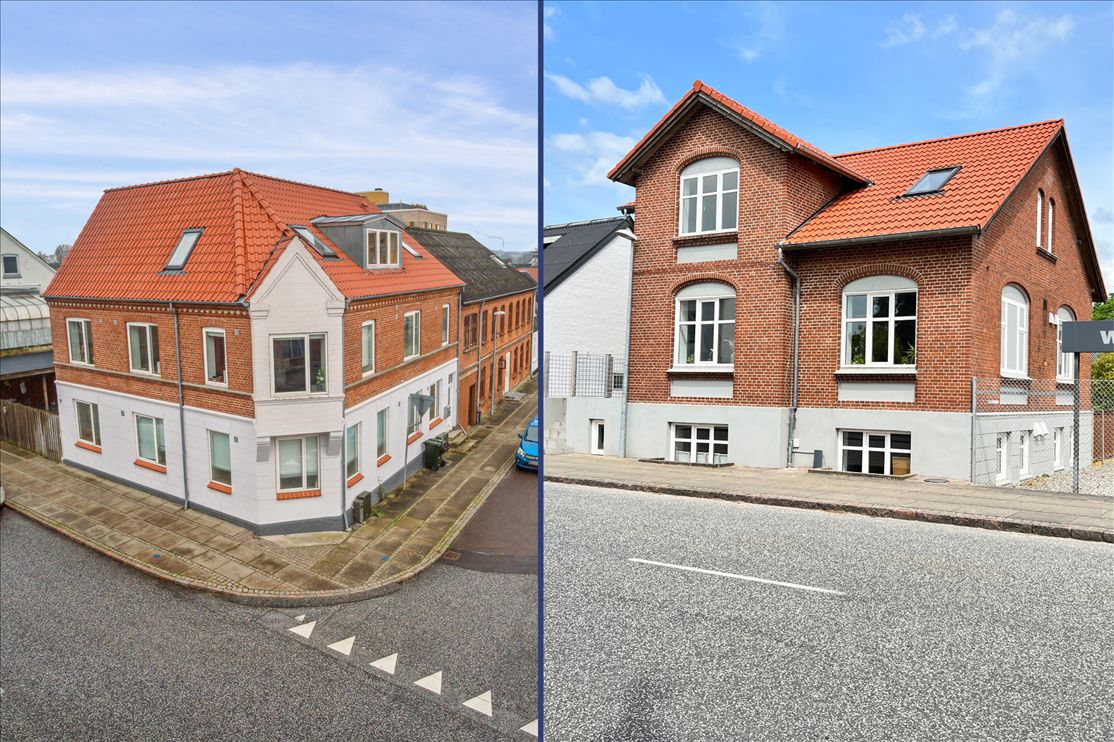 To ejendomme med røde tag og hvide vægge. En med terrasse og terrassedøre, den anden med en grøn gård.