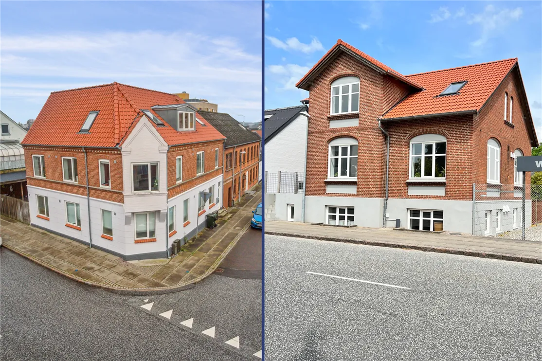 To ejendomme med røde tag og hvide vægge. En med terrasse og terrassedøre, den anden med en grøn gård.