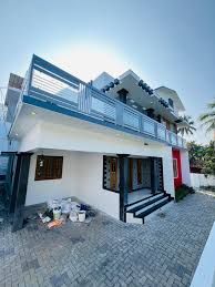 Et moderne to-etagershus med terrasse og rækværk, nye dekorationer, og flere værktøjskasser på gulvet, forsyninger til