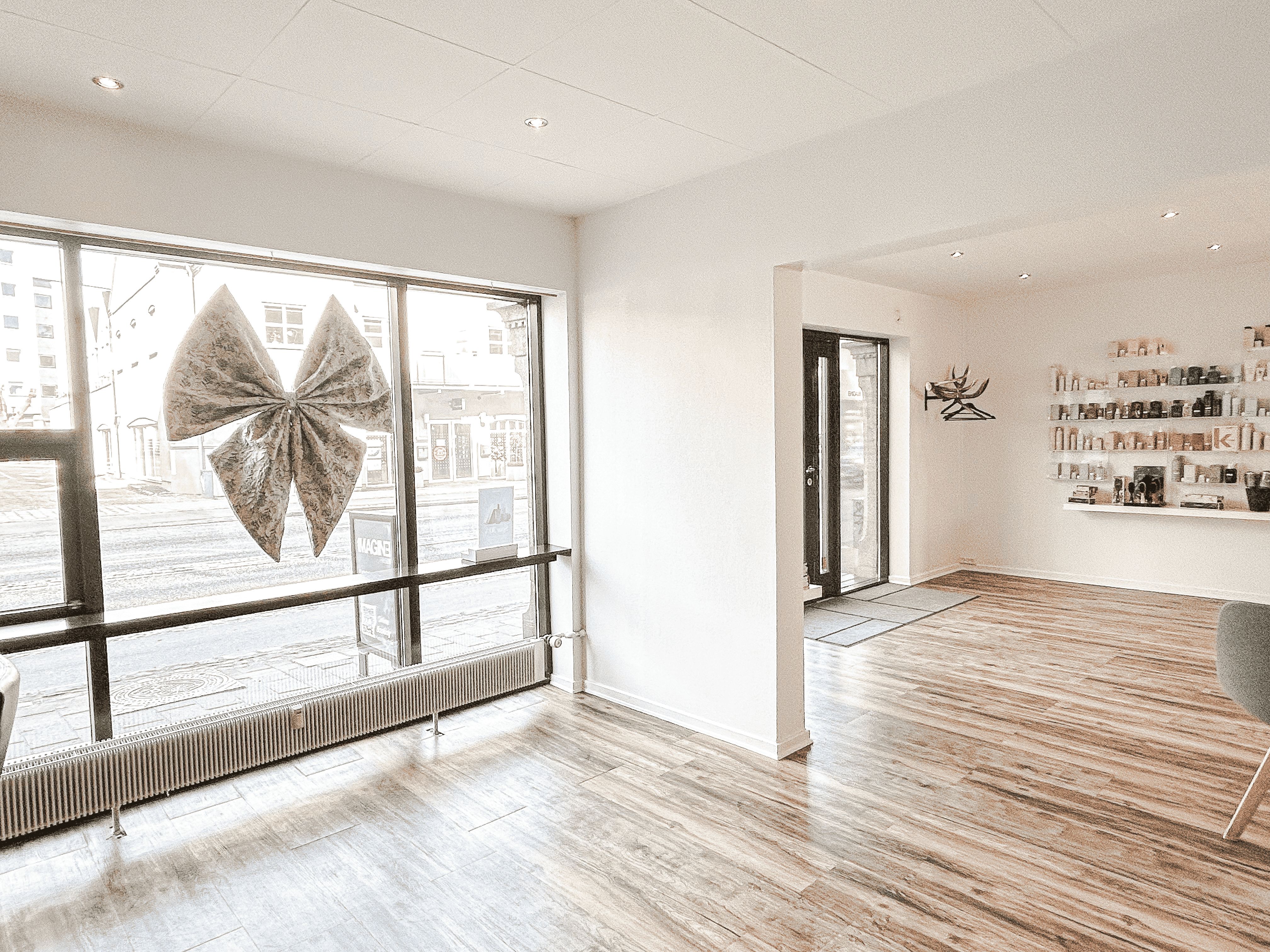 En velholdt og veludstyret interiør med højloftede rum, lyse hvide vægge og et elegant designelement i form af et stort