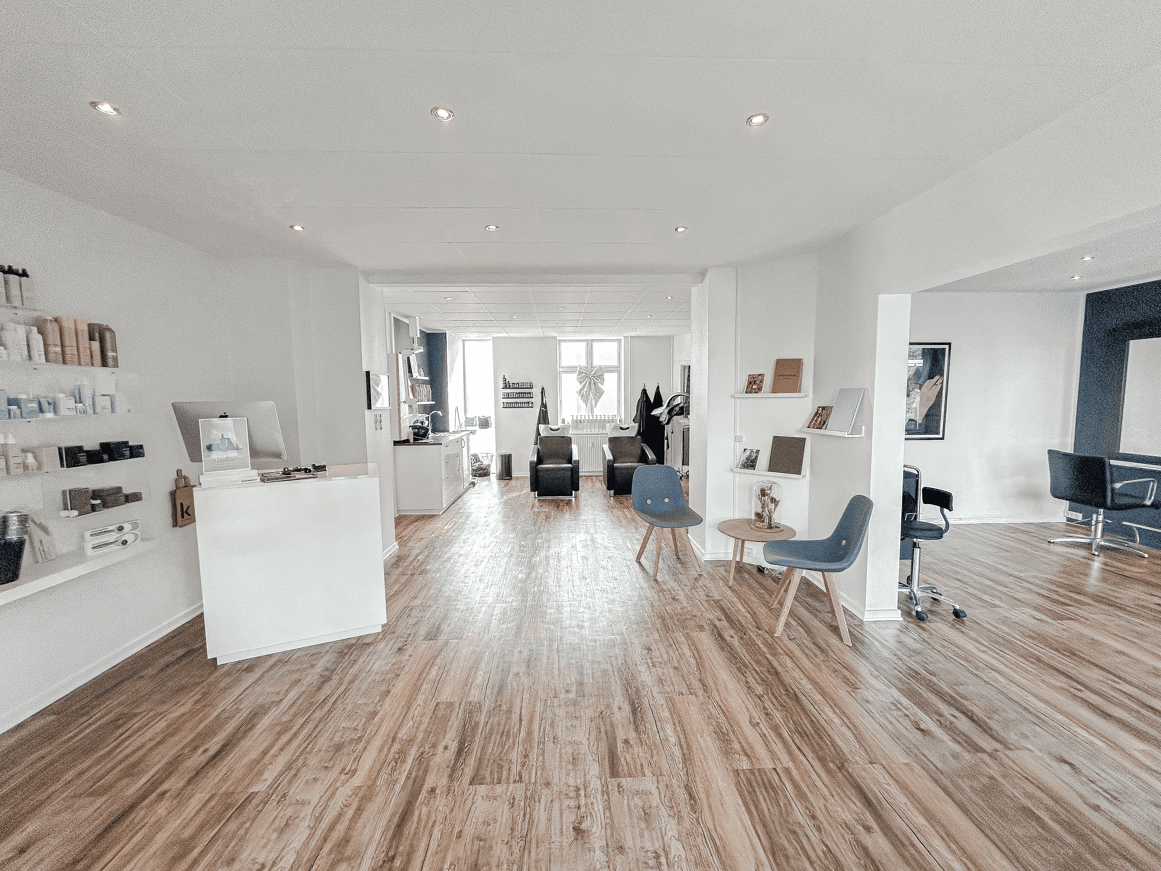 en velholdt rødstensejendom i Lyngby. Der er lyse lofter, hvide vægge og trægulve. Et køkken med hvide vægge og højrekantet