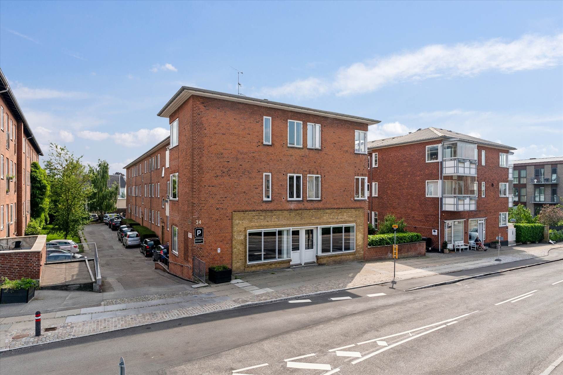 En stor lejlighed med 88 m² i stueplan og 83 m² i kælderen, beliggende i et smukt kvarter med parker og grønne områder